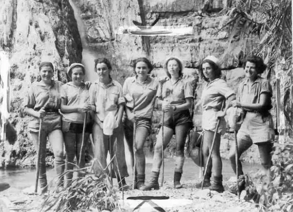 Die Frauen des Palmach in Ein Gedi (1942)