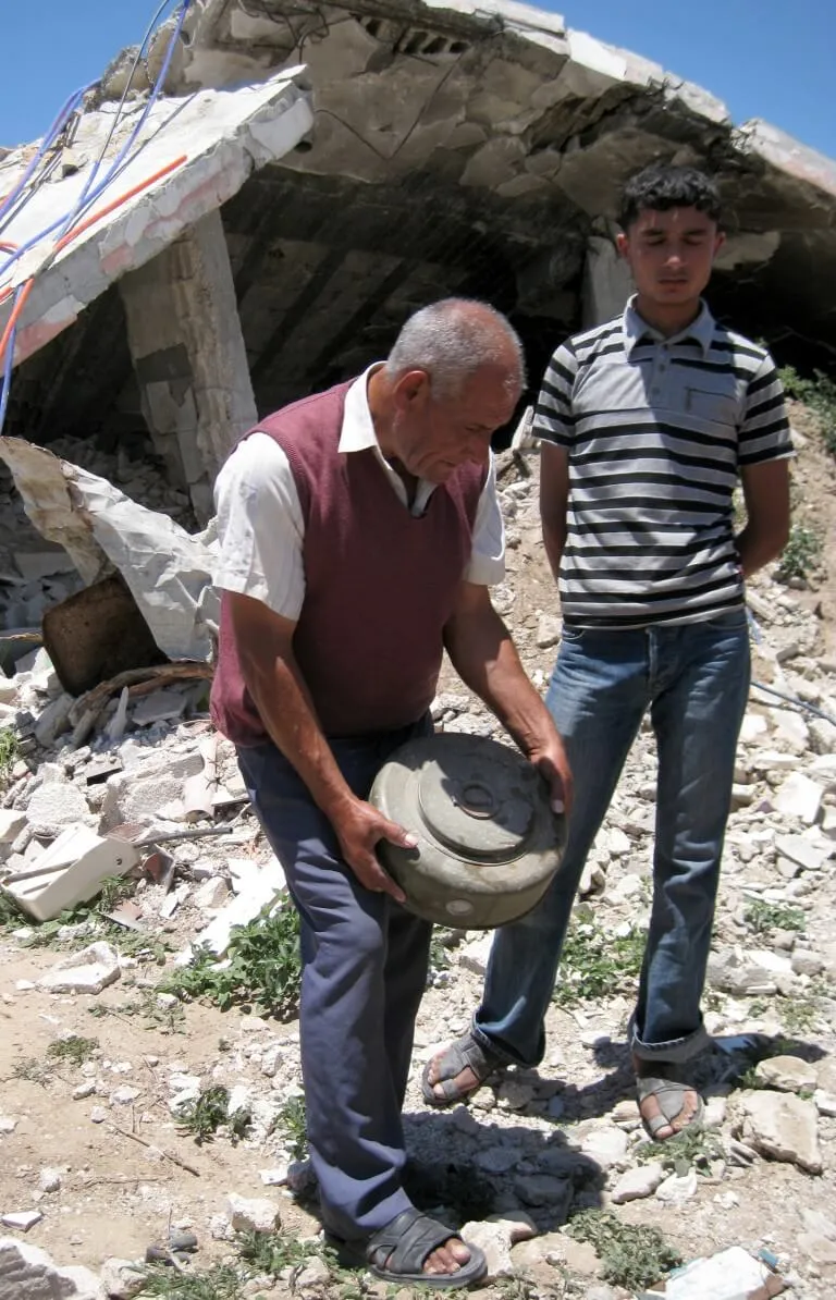 Ein Mann trägt eine nicht explodierte Mine aus den Trümmern seines Hauses im nördlichen Gazastreifen. Bei der Mine handelt es sich um eine M15 aus US-amerikanischer Produktion. Bis Ende 2009 wurden nach dem Ende von „Cast Lead“ zwölf Menschen, die Hälfte davon Kinder, durch Blindgänger getötet und viele weitere verwundet. (Foto: T. Suarez)