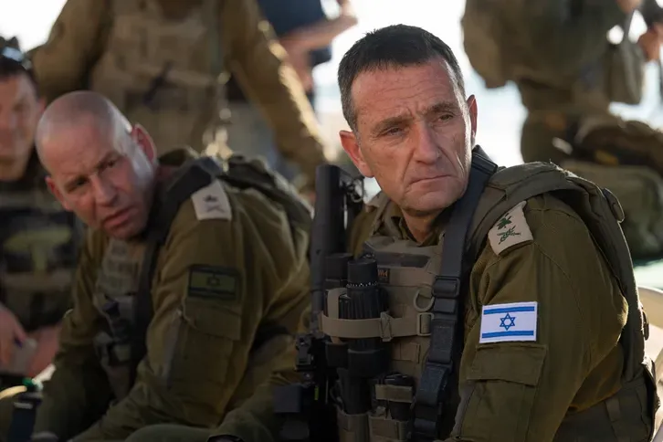 IDF-Stabschef Herzl Halevi und der Chef des Südkommandos, Yaron Finkelman, im vergangenen Monat in Rafah. Credit: Sraya Diamant/IDF Spokesperson's Unit