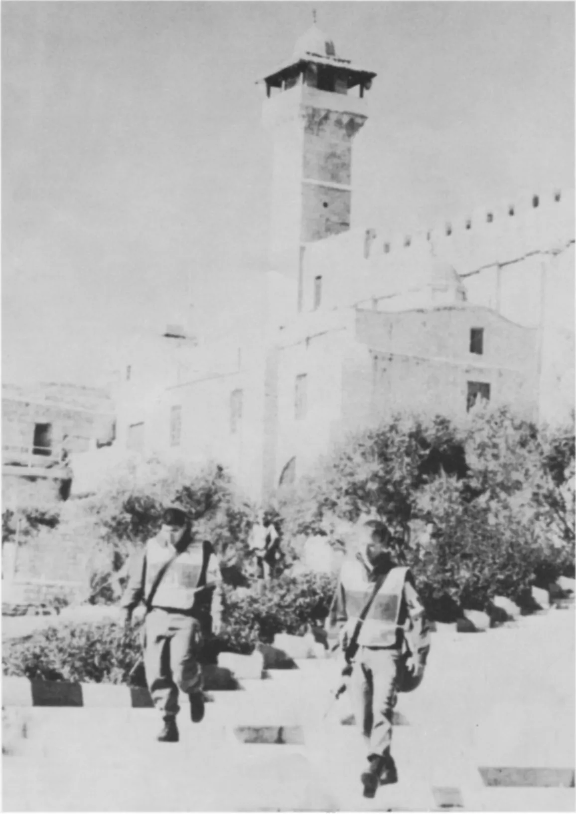 Israelische Soldaten patrouillieren am Samstag, den 26. Februar 1994, vor dem Grab der Patriarchen in Hebron im besetzten Westjordanland. Am Tag zuvor hatte Dr. Baruch Goldstein 30 muslimische Gläubige in der Moschee innerhalb des Grabes getötet. Foto von Santiago Lyon (Copyright Associated Press)