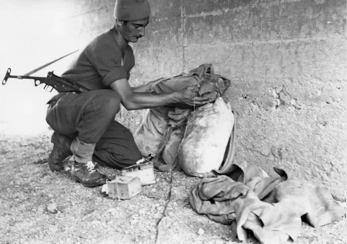 Palmach-Pionier bei der Vorbereitung von Sprengstoff unter einer Brücke im Wadi Serer (1948)