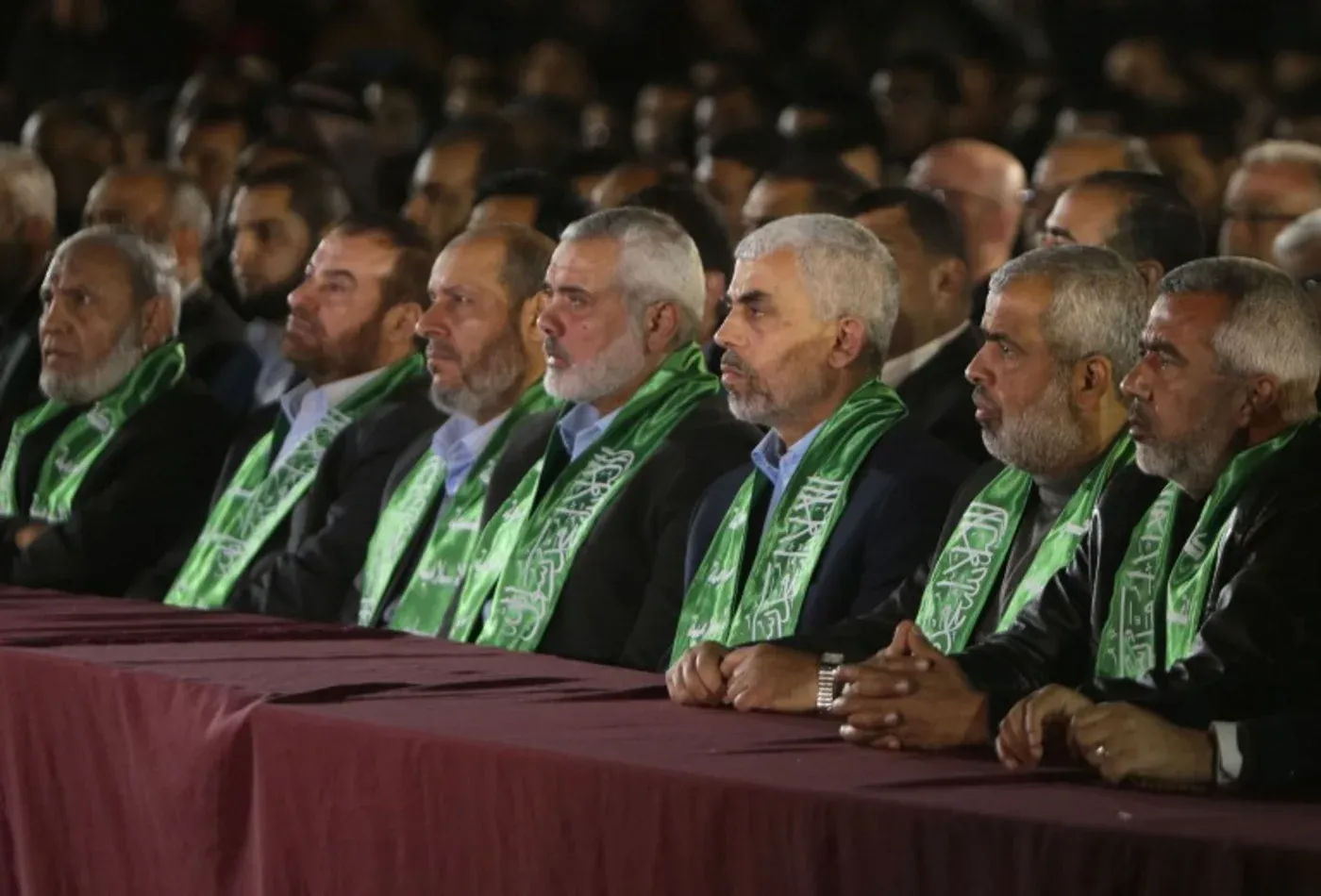 Yahya Sinwar, Führer der Hamas im Gazastreifen, und der hochrangige politische Führer Ismail Haniyeh am 27. März (AFP)